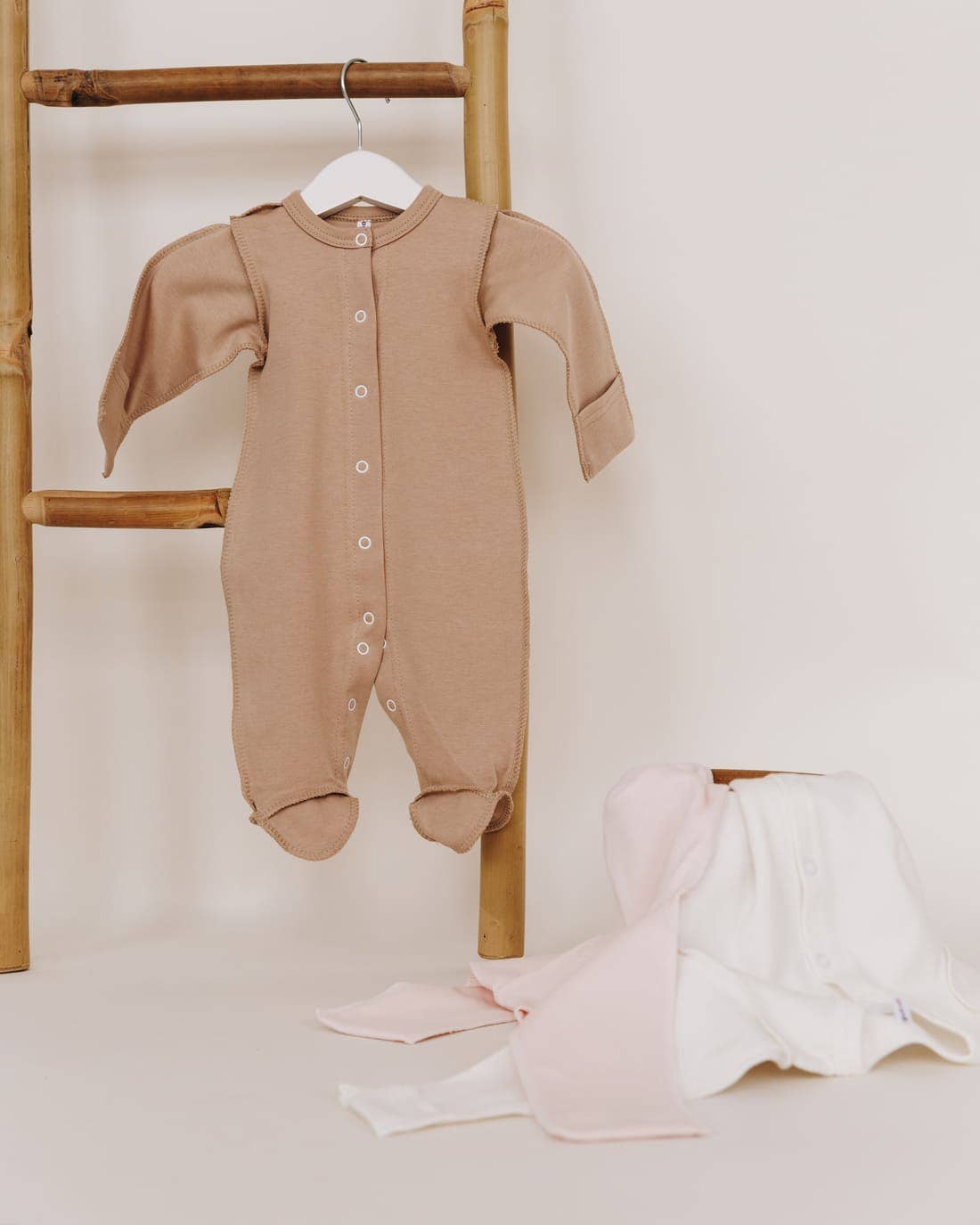 Newborn Romper (Outside seam and anti scratches)