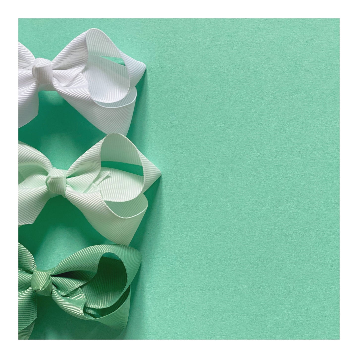 Maxima hair bow with clip in white