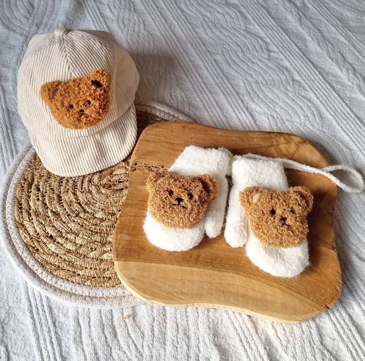 Baby gloves with teddy bear