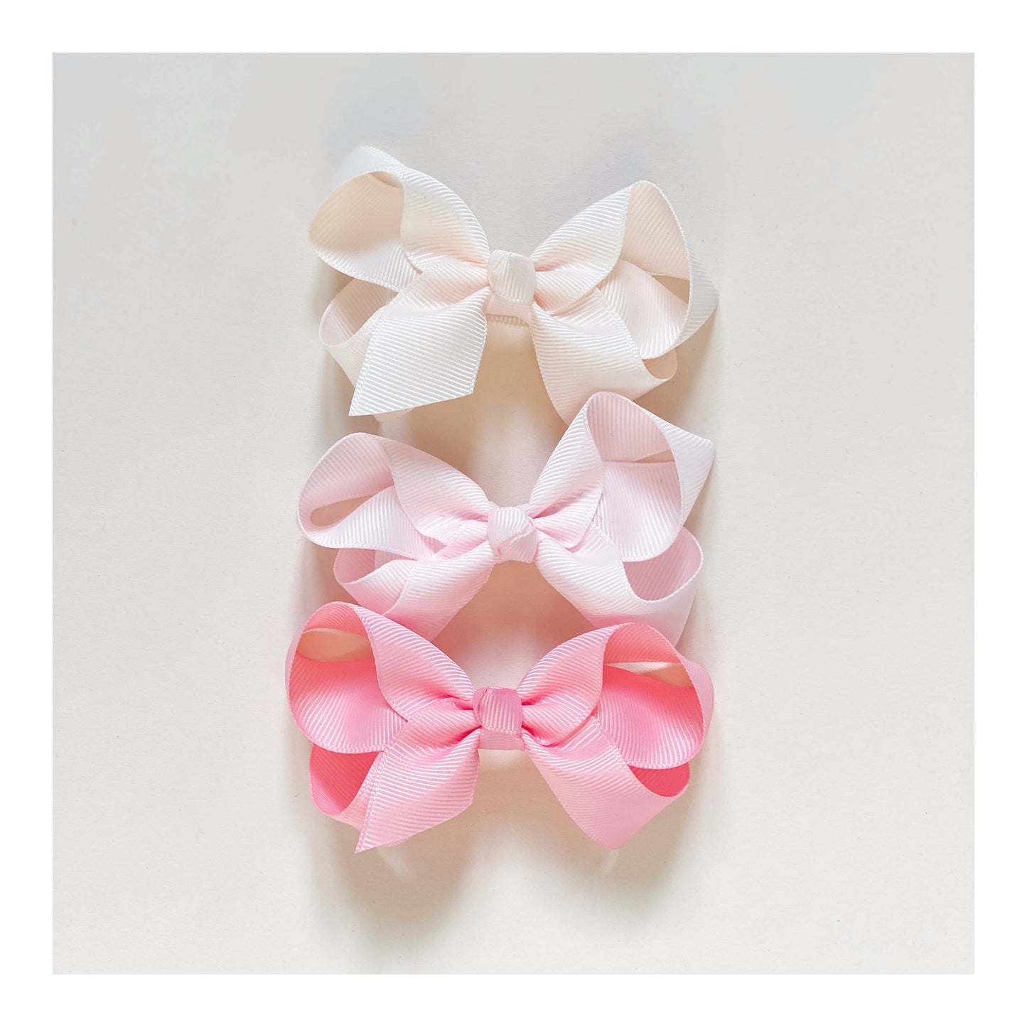 Maxima hair bow with clip in powder pink