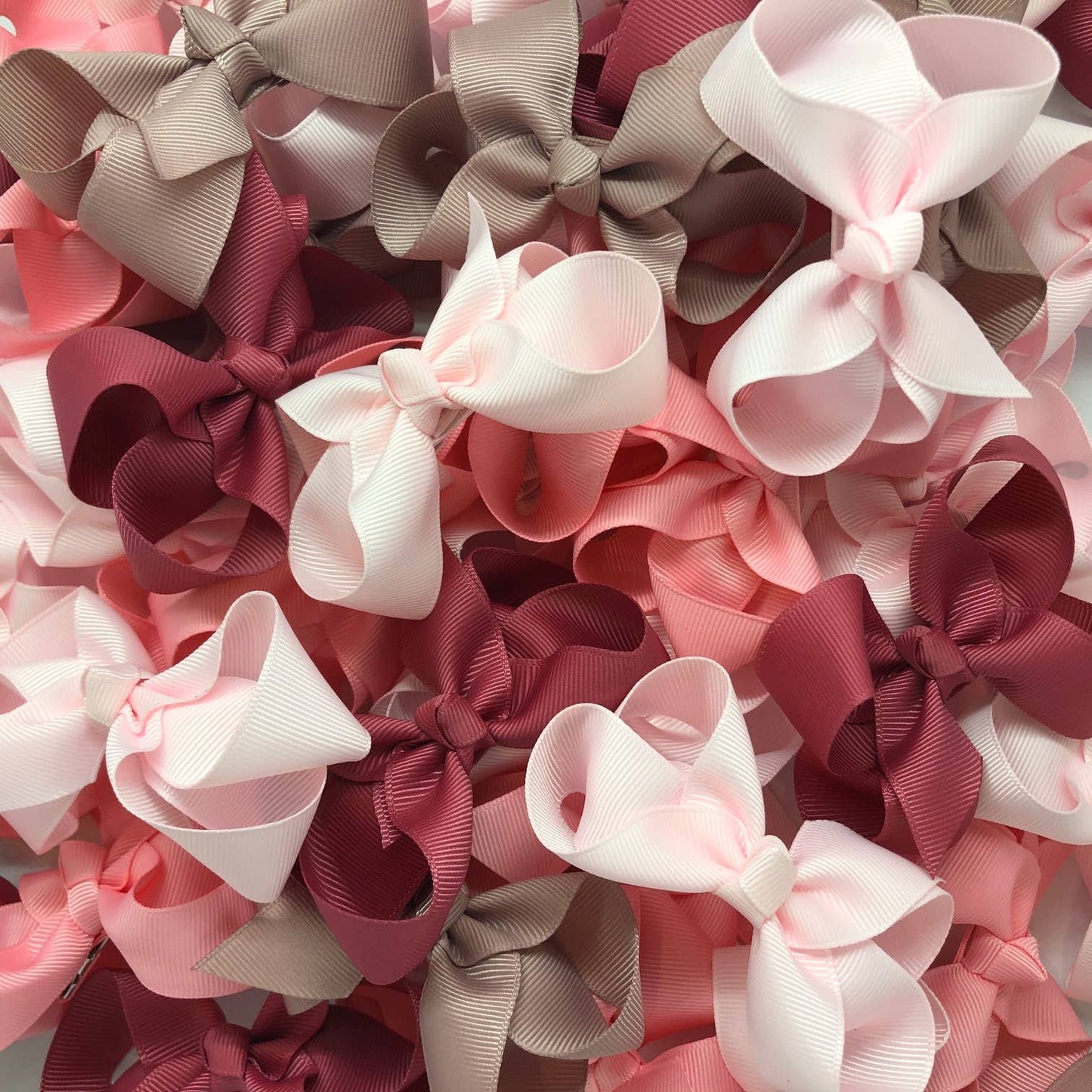 Maxima hair bow with clip in powder pink