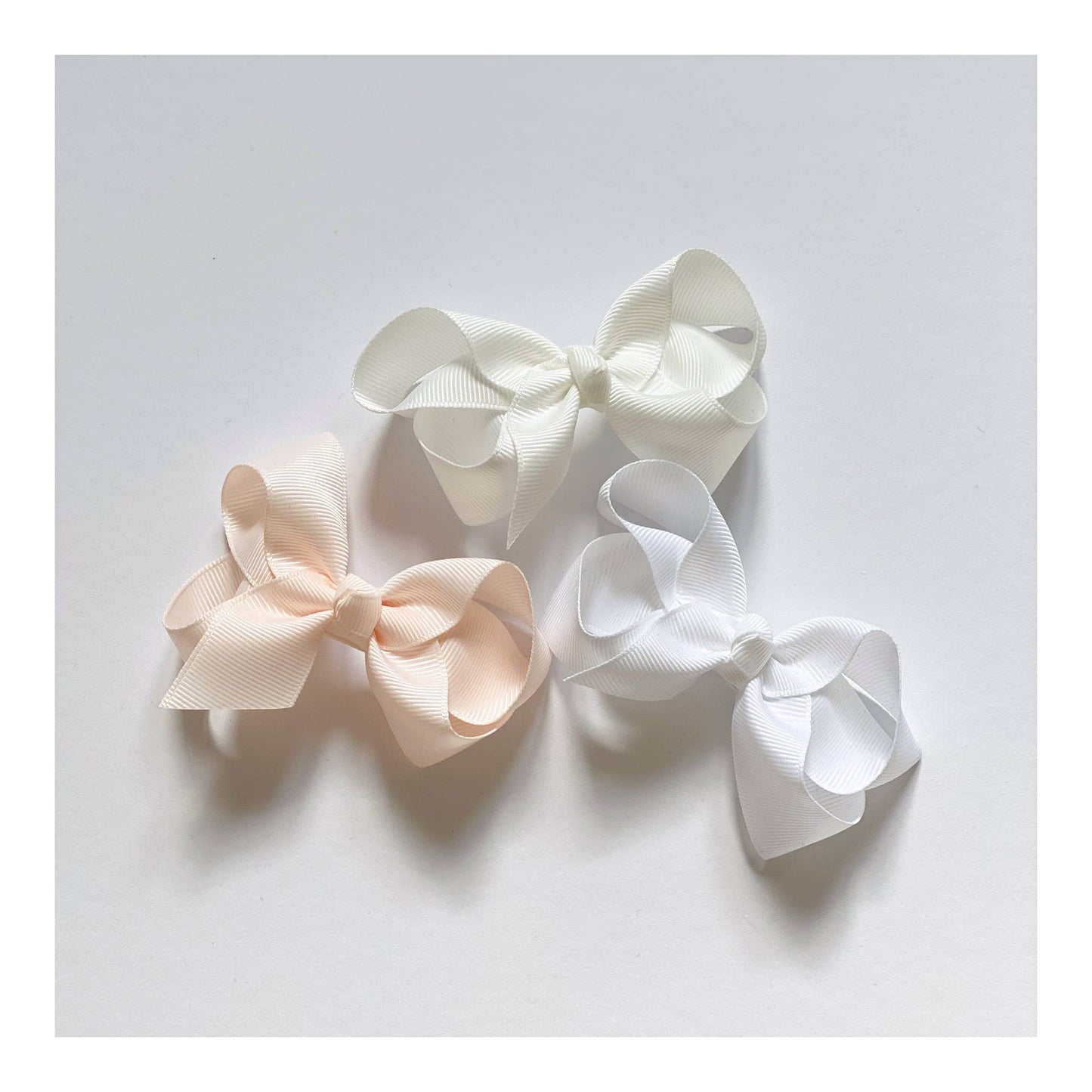 Maxima hair bow with clip in white