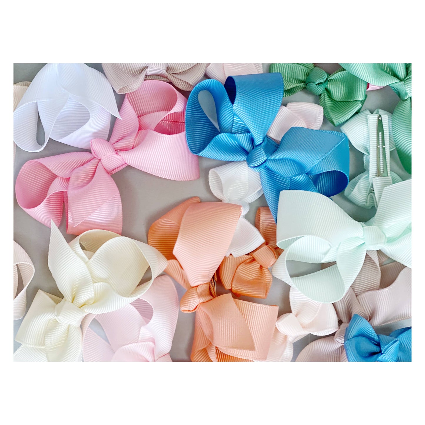 Maxima hair bow with clip in white