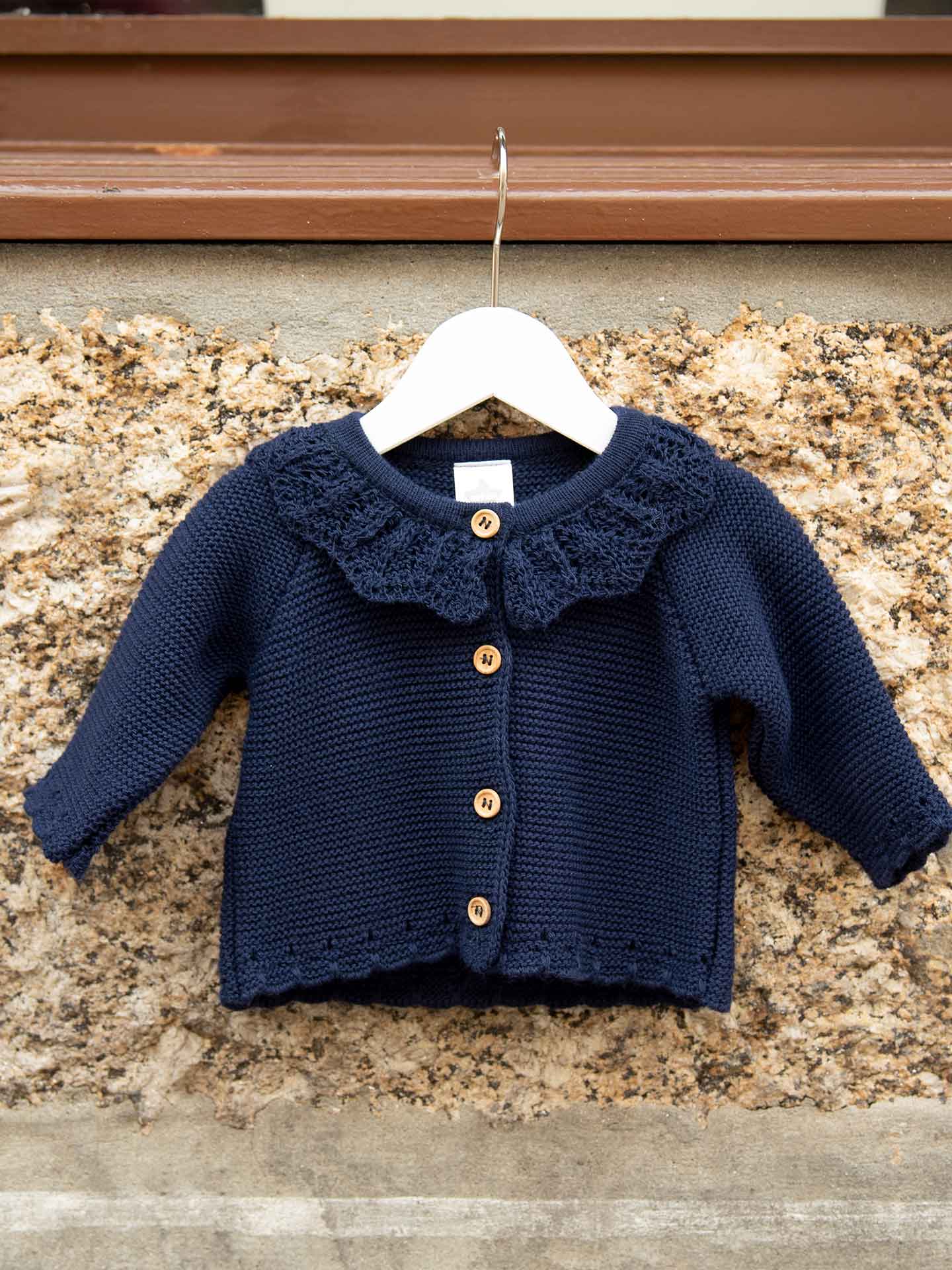Knitted jacket with frill collar