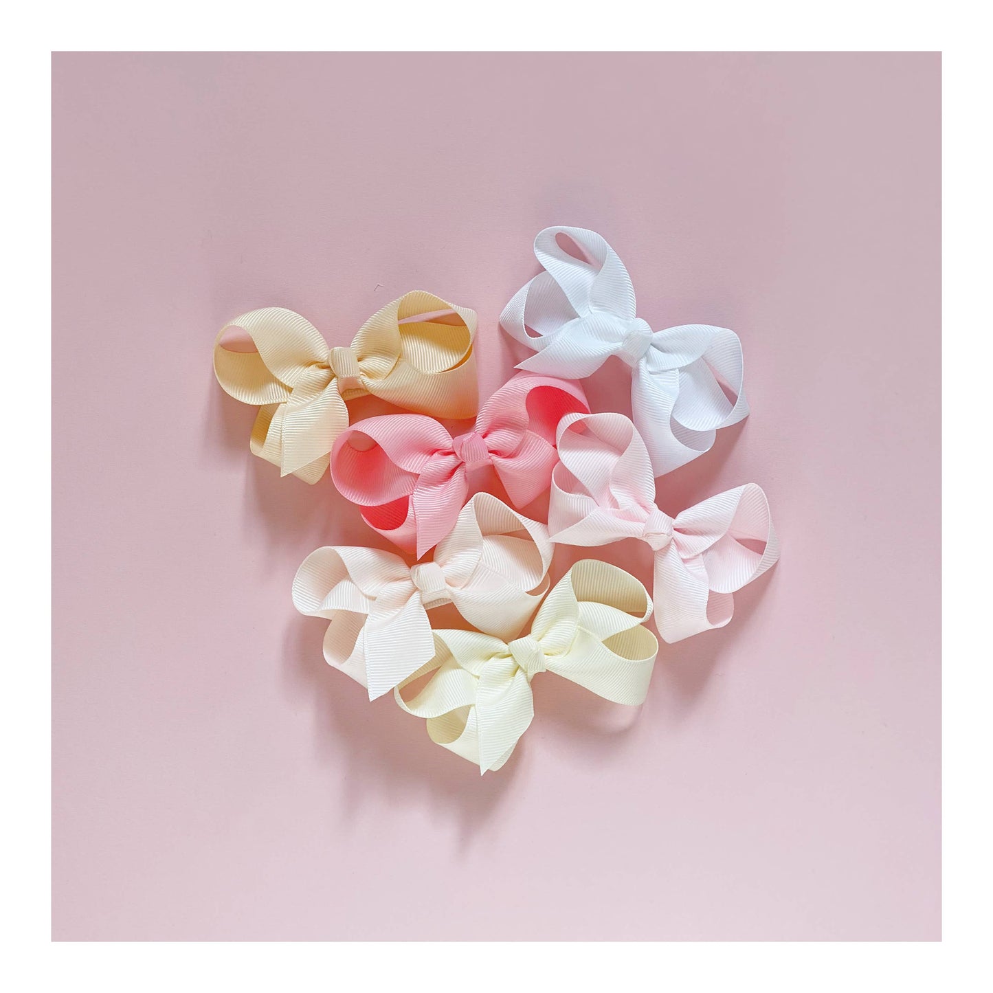 Maxima hair bow with clip in white