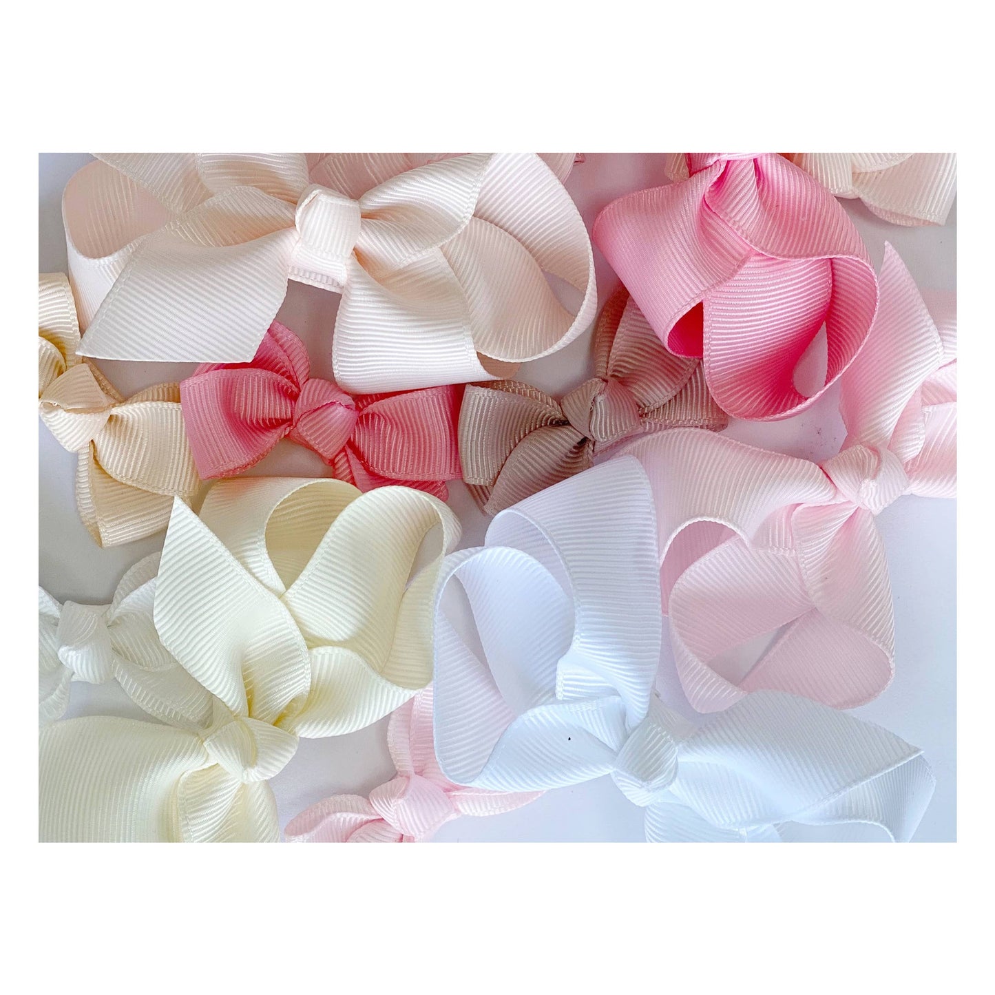 Maxima hair bow with clip in white